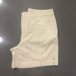 NWOT: Gloria Vanderbilt - Cream Shorts | Size 6